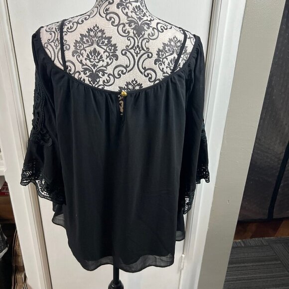 VaVa by Joy Han black off shoulder crochet trim blouse.  Size XS - Picture 6 of 9